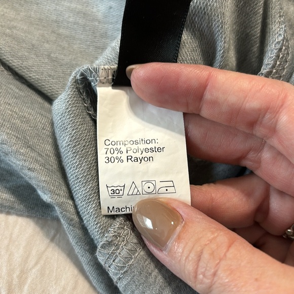 SHEIN Gray Lightweight Cropped 1/4 Zip Size L - Picture 7 of 10